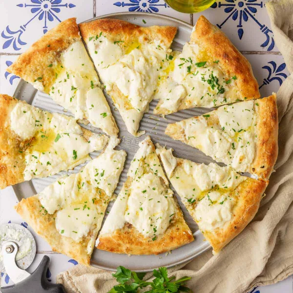 Klassisk italiensk Margherita pizza med frisk mozzarella